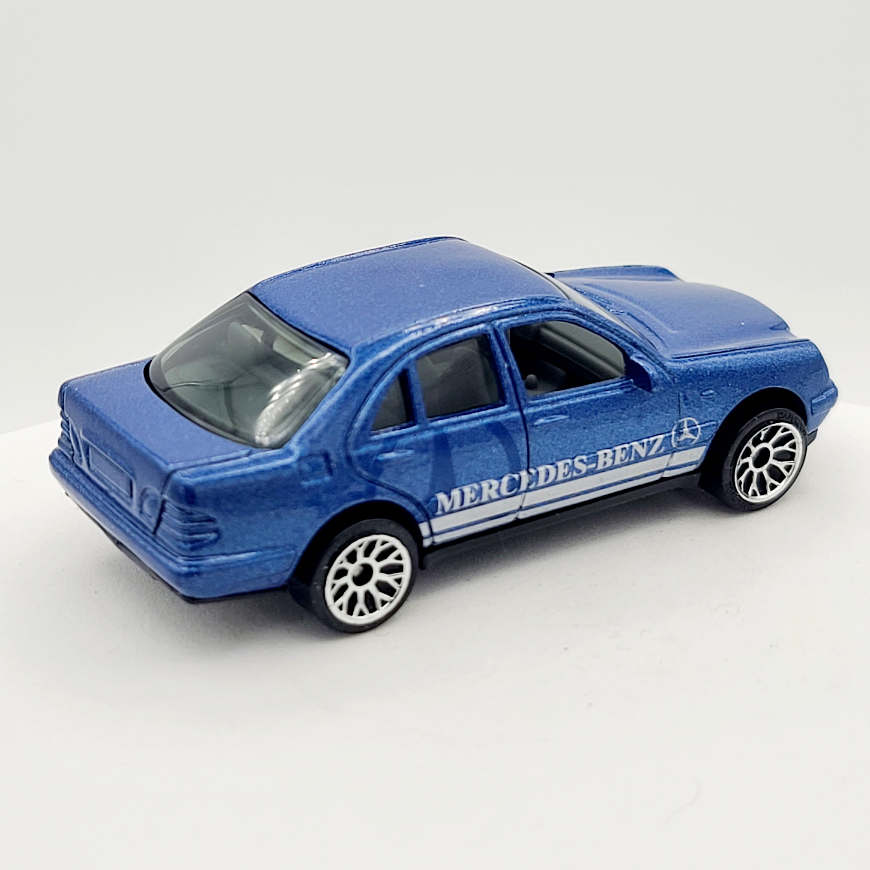 Matchbox Mercedes-Benz E-Class (2002 MBX International 1-75 ROW)